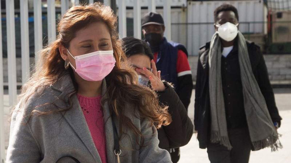 Los familiares de los 12 tripulantes desaparecidos, a su llegada a la reunión con la Armadora en Marín. S. SAS