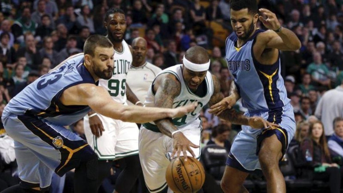 Marc Gasol intenta quitarle el balón a Isiah Thomas, de los Celtics.