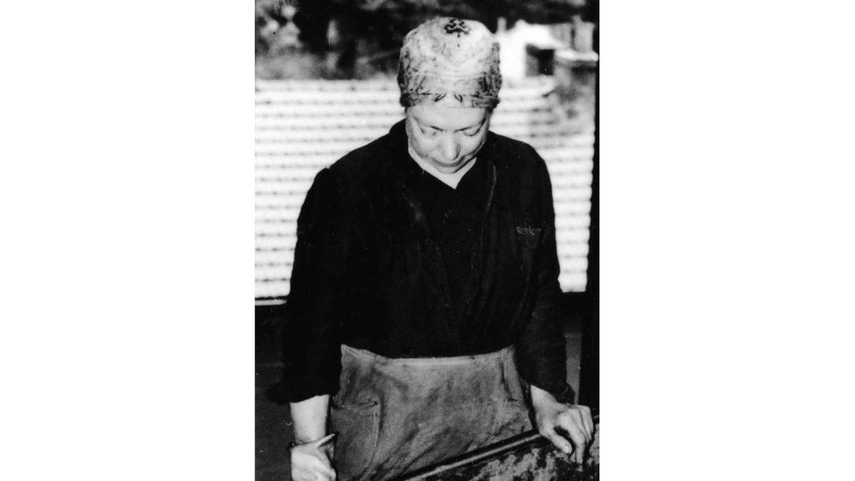 Marcelina Balín, de Las Ventas de Albares trabajando en un lavadero de carbón en Decazeville, Francia, después de sobrevivir a dos campos de concentración.