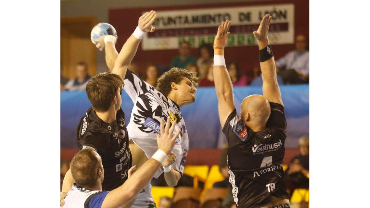 El central brasileño Acacio, durante el partido de Champions ante el Elverum. FERNANDO OTERO