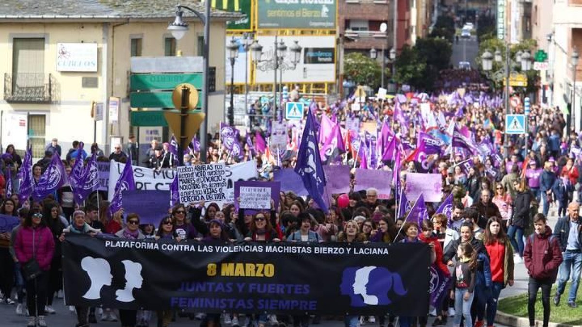 Manifestación con motivo del 8-M por las calles de Ponferrada.