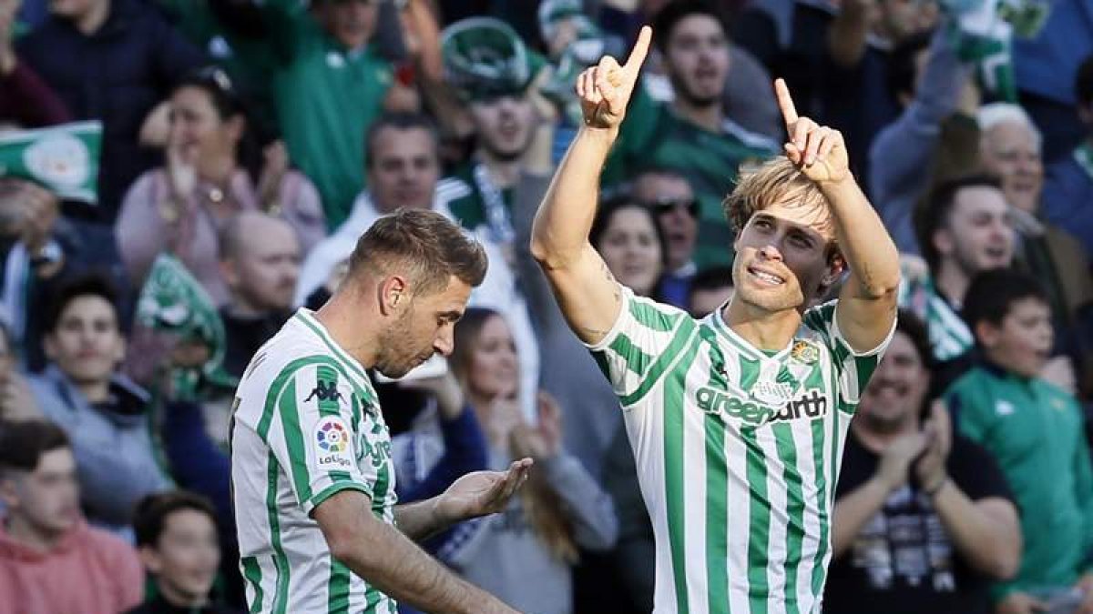 Joaquín celebra con Canales el gol del Betis frente al Atlético de Madrid. JOSE MANUEL VIDAL