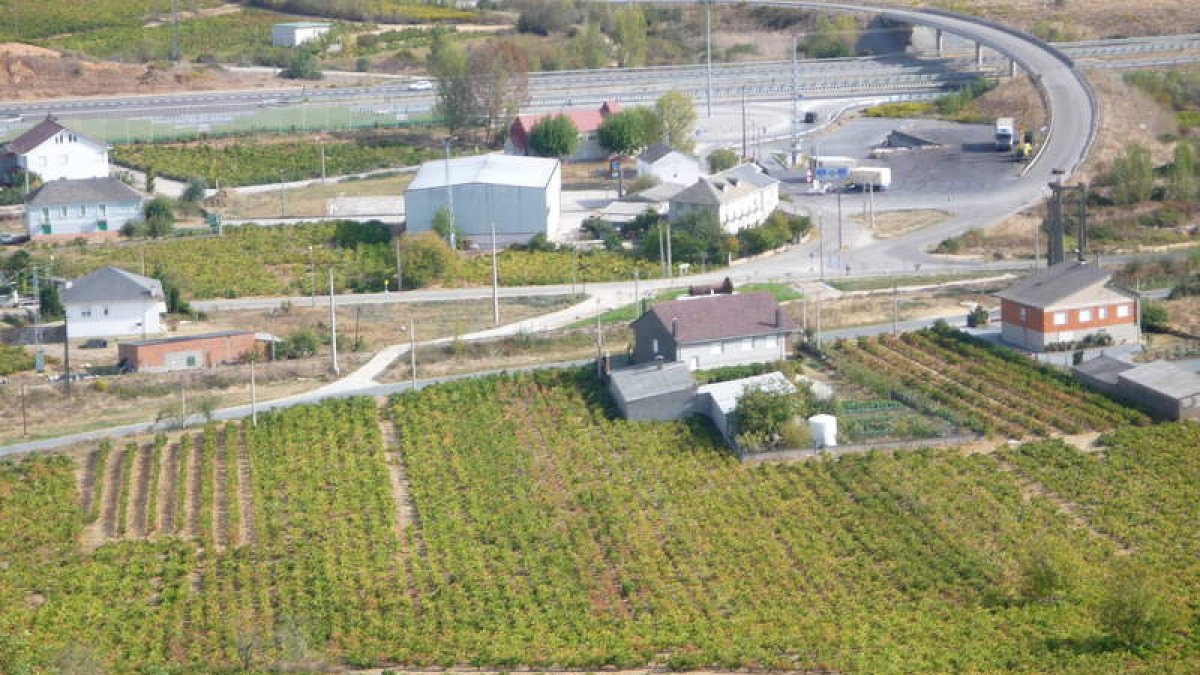 Vista general de Parandones, con la bodega de Arturo Garcíaen el centrode la imagen,al pie dela autovíadel Noroeste.