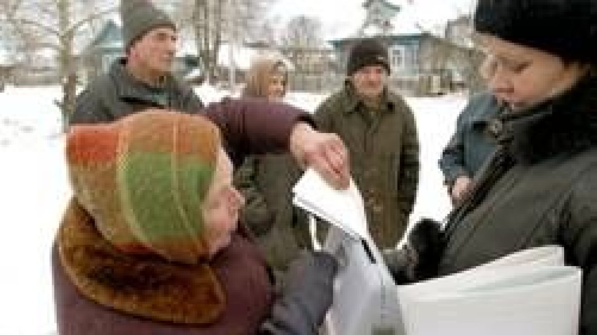 Una mujer ejerce su derecho al voto en la localidad de Nosovo, a 185 kilómetros al oeste de Moscú