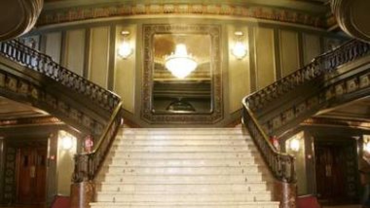 La escalinata del Teatro Emperador, que lleva ya cerrado al público cinco años, a la espera de ser r
