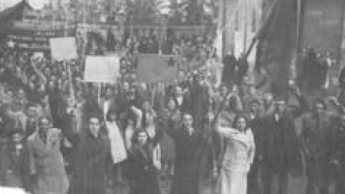 Imagen del libro de una manifestación del Primero de Mayo de 1936 en Armunia