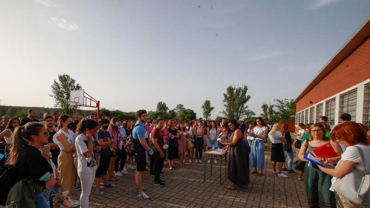 Aspirantes a una plaza de maestro en las últimas oposiciones celebradas en León. MIGUEL F.B.