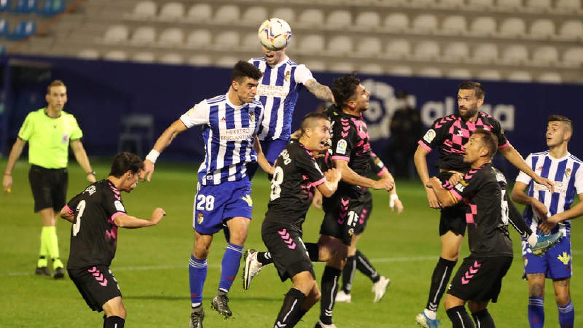 Pascanu se ha convertido en un jugador indispensable en el centro de la zaga casi desde su llegada. L. DE LA MATA