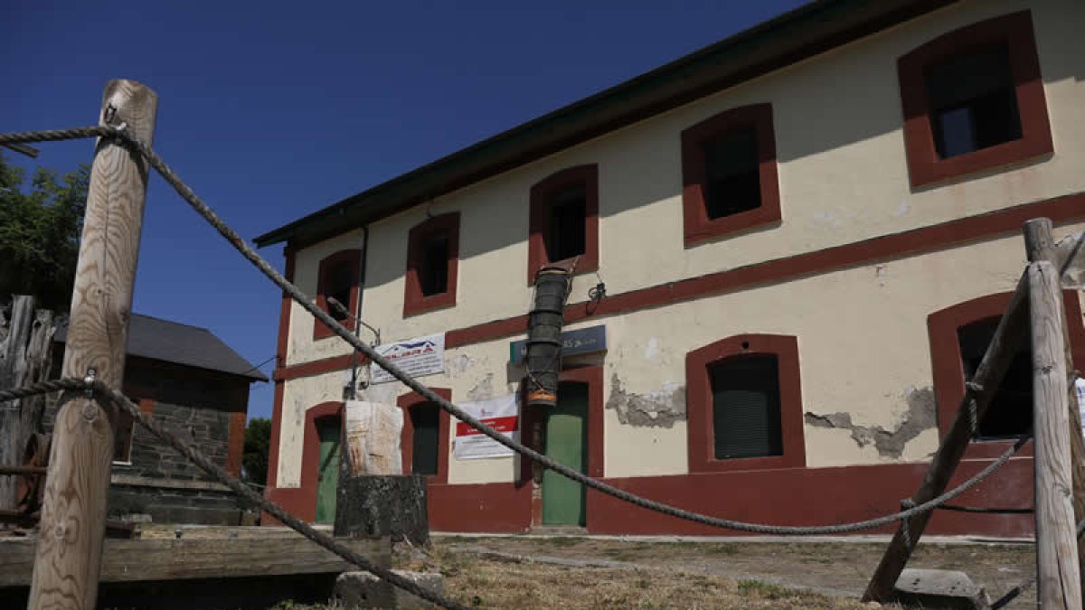 La antigua estación de tren de Brañuelas. FERNANDO OTERO PERANDONES