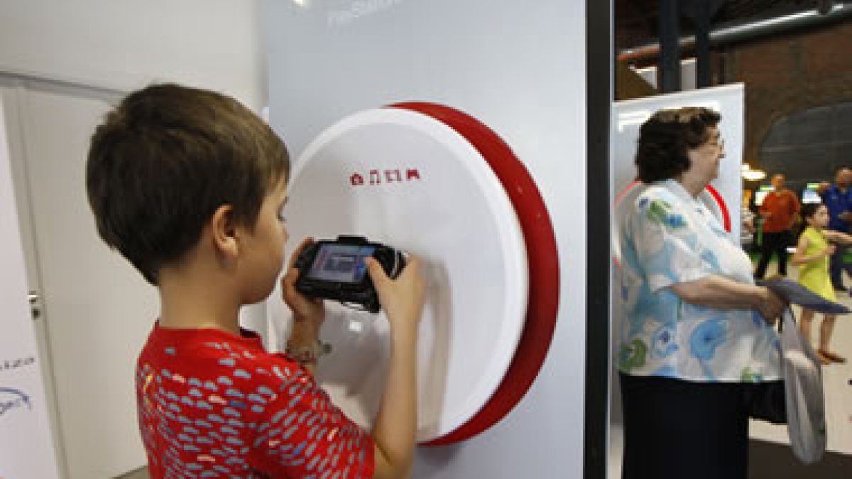 Un niño juega con una videoconsola en la clausura de la feria tecnológica que se clausuró ayer en Es