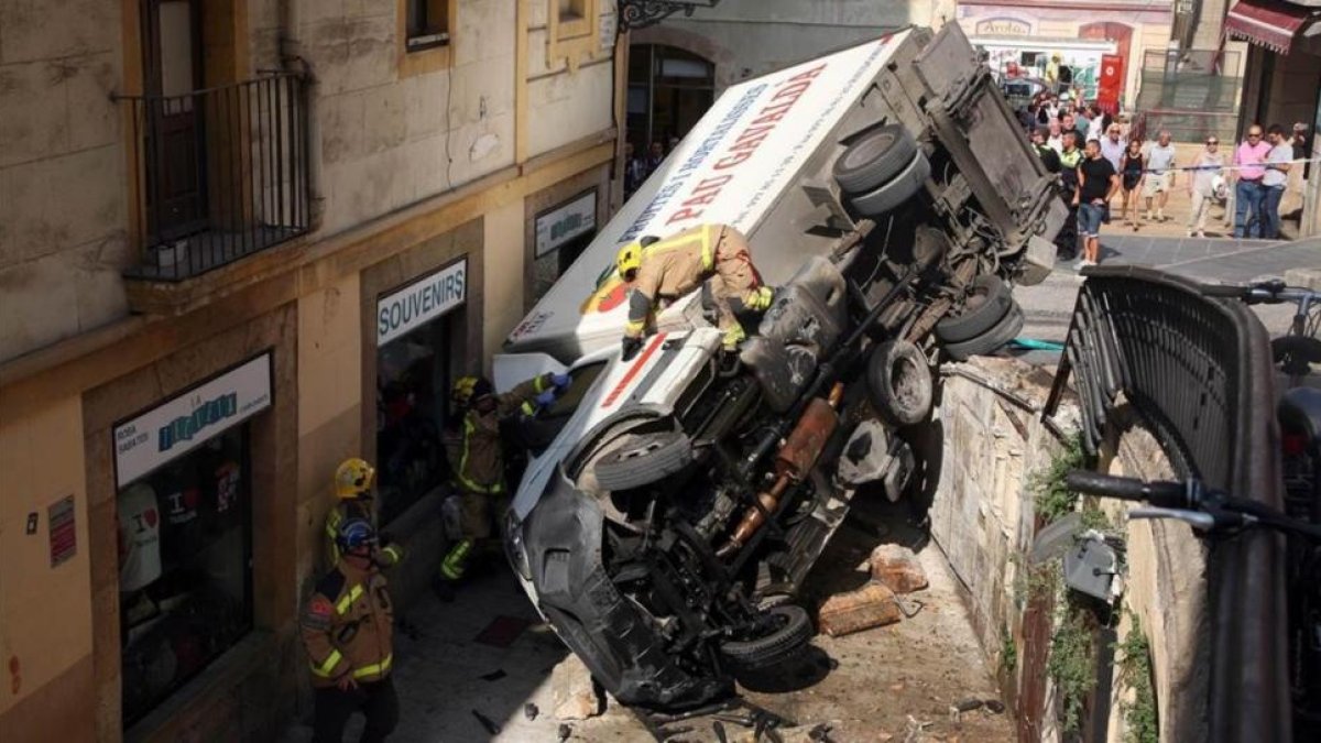 El camión de reparto, despeñado al romper una barandilla en Tarragona