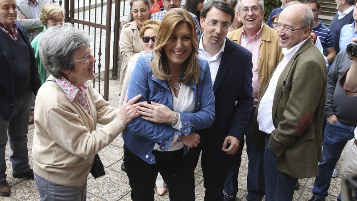 Susana Díaz es saludada por simpatizantes a su llegada a la sede socialista de Salamanca donde se reunió con sus dirigentes regionales