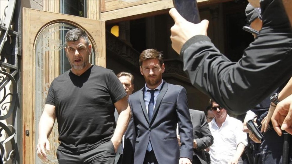Messi, junto a su padre, a la salida de la Audiencia Provincial de Barcelona