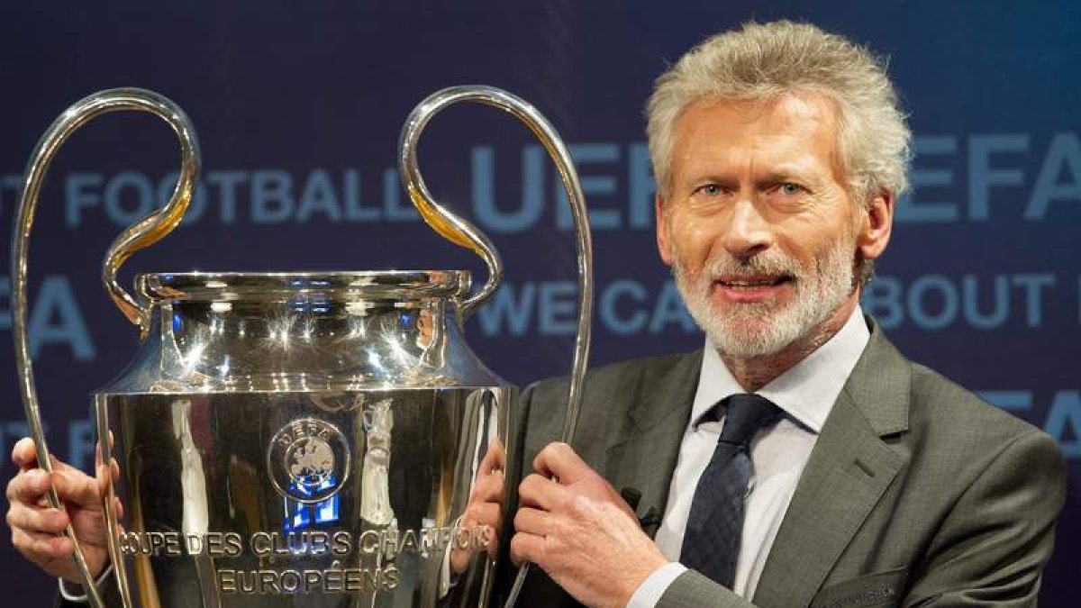 El exmadridista Paul Breitner con el trofeo de la Liga de Campeones durante el sorteo.