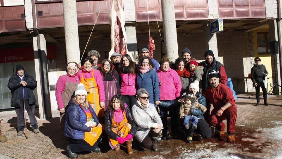 El público asistente degustó la chanfaina. CAMPOS