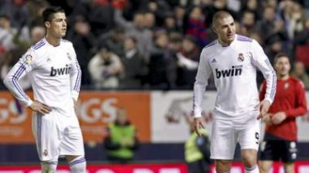 Crsitiano Ronaldo y Karim Benzema se lamentan tras el gol conseguido para el Osasuna por Camuñas.
