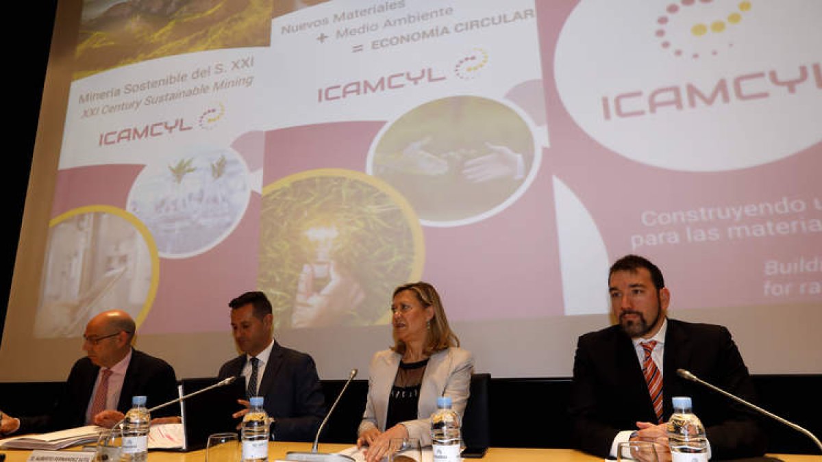 Presentación de la Fundación Icamcyl, en mayo de 2018, con la entonces consejera de Economía y Hacienda, Pilar del Olmo. MARCIANO PÉREZ