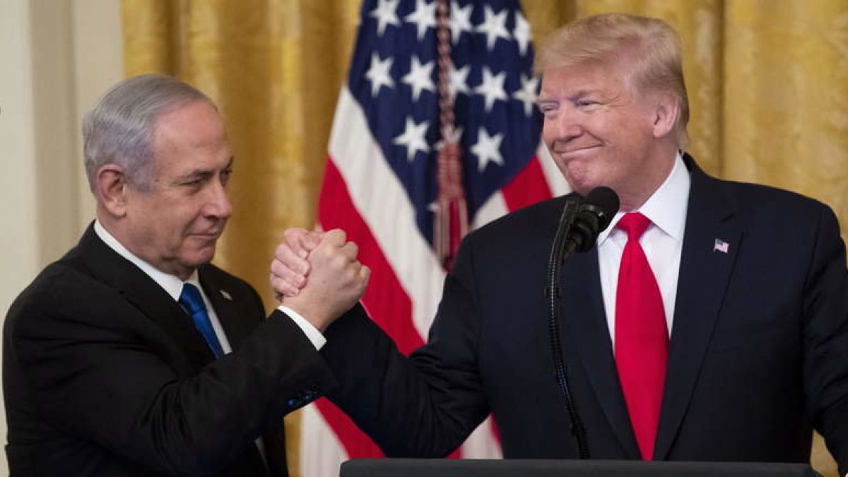 Trump estrecha la mano de Benjamin Netanyahu ayer, en la Casa Blanca.