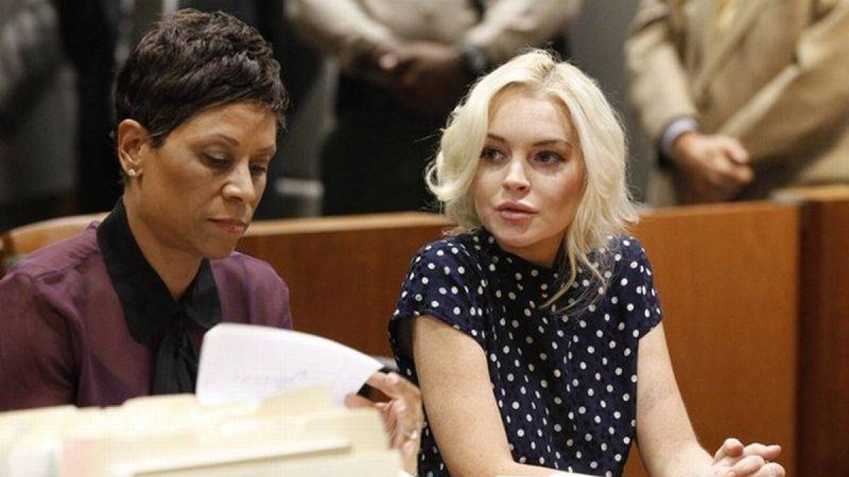 Lindsay Lohan, con su abogada durante la vista judicial.