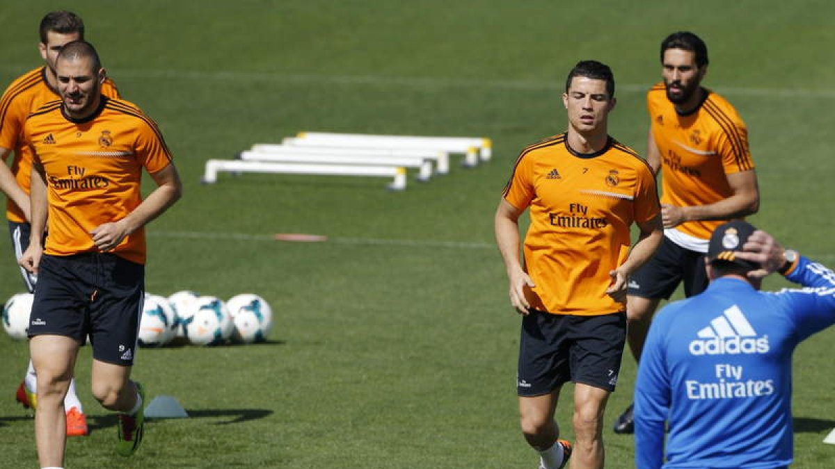 Ancelotti, de espalda, junto a Ronaldo, Arbeloa, Benzema y Nacho, en el entrenamiento.