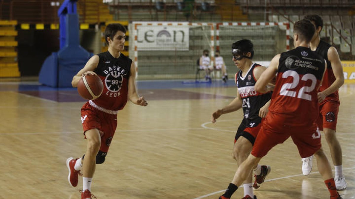 Partido de baloncesto de liga EBA ULE Basket León - Porriño. F. Otero Perandones.