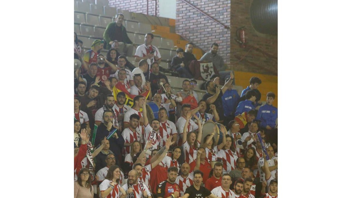Cerca de 200 socios y aficionados del Cuenca acompañaron a su equipo en la Copa Asobal. FERNANDO OTERO