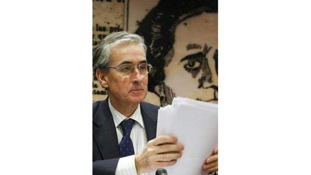 Ramón Jáuregui es el ministro de la Presidencia.
