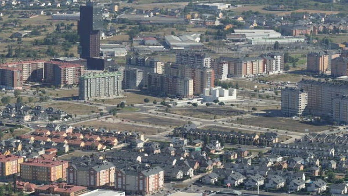 Vista parcial del barrio ponferradino de La Rosaleda, donde se han detectado nuevos intentos de robos en viviendas. L. DE LA MATA