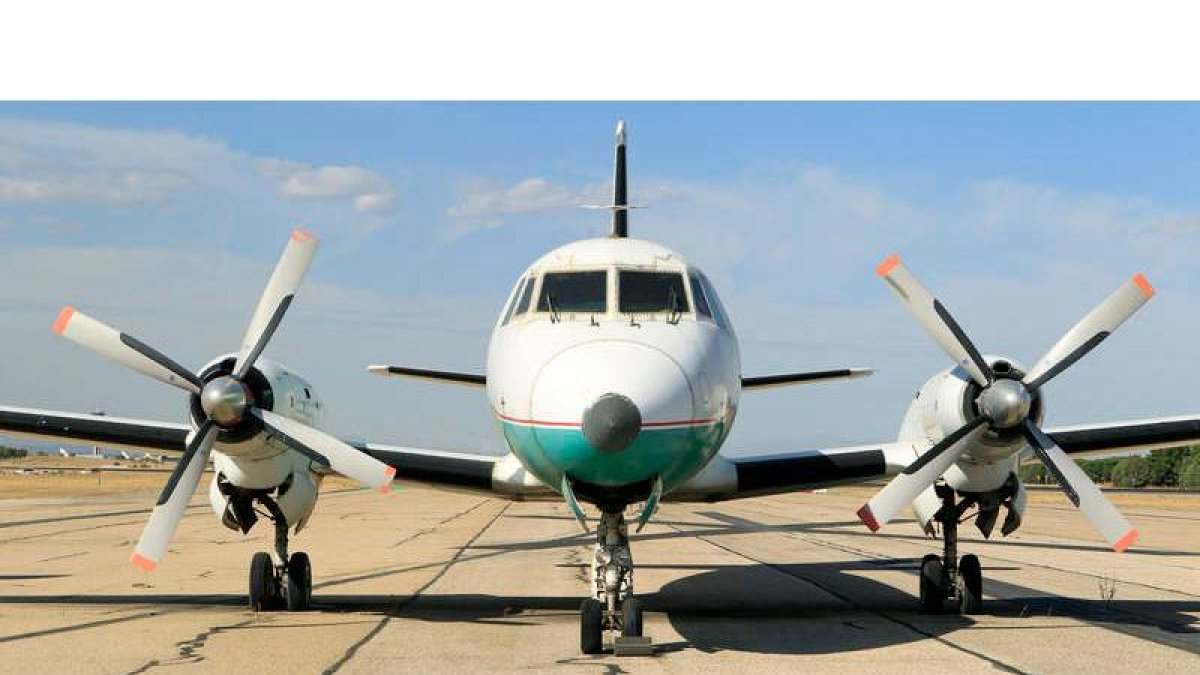 Imagen de uno de los ocho aviones retenidos por orden judicial o pertenecientes a empresas con problemas económicos, que buscan a sus dueños después de años.