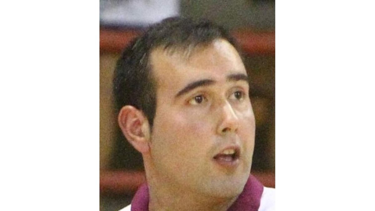 Adrián, entrenador.