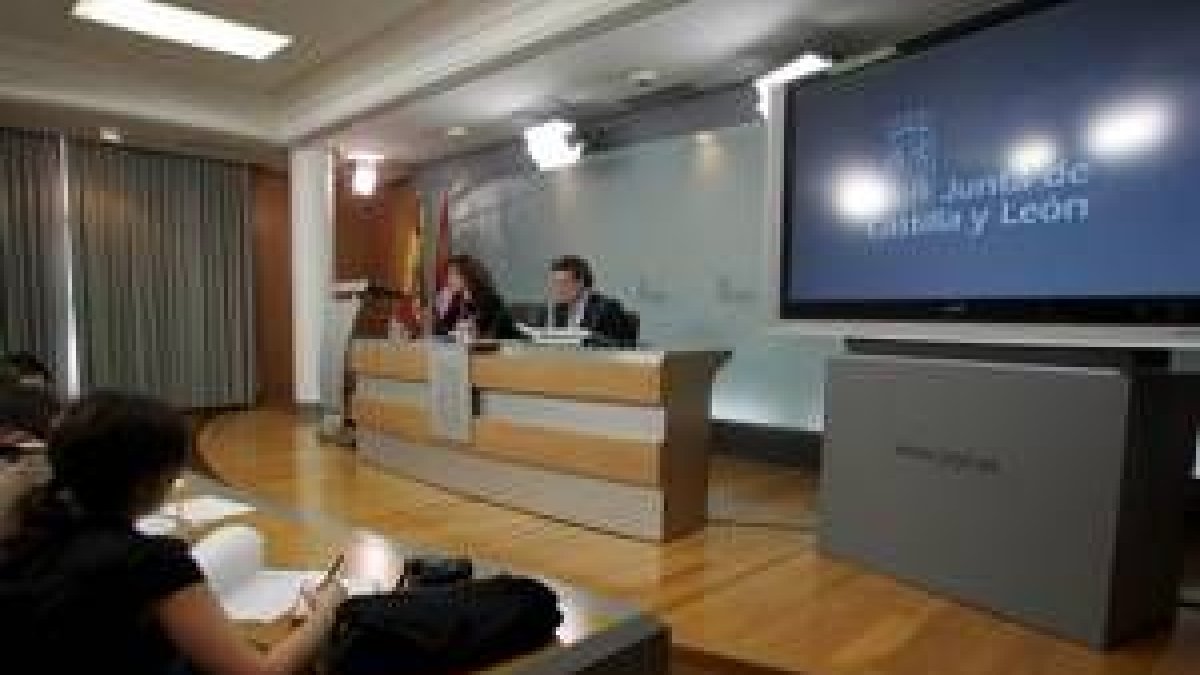Los consejeros De Santiago Juárez y Silvia Clemente, tras la rueda de prensa del Consejo de Gobierno