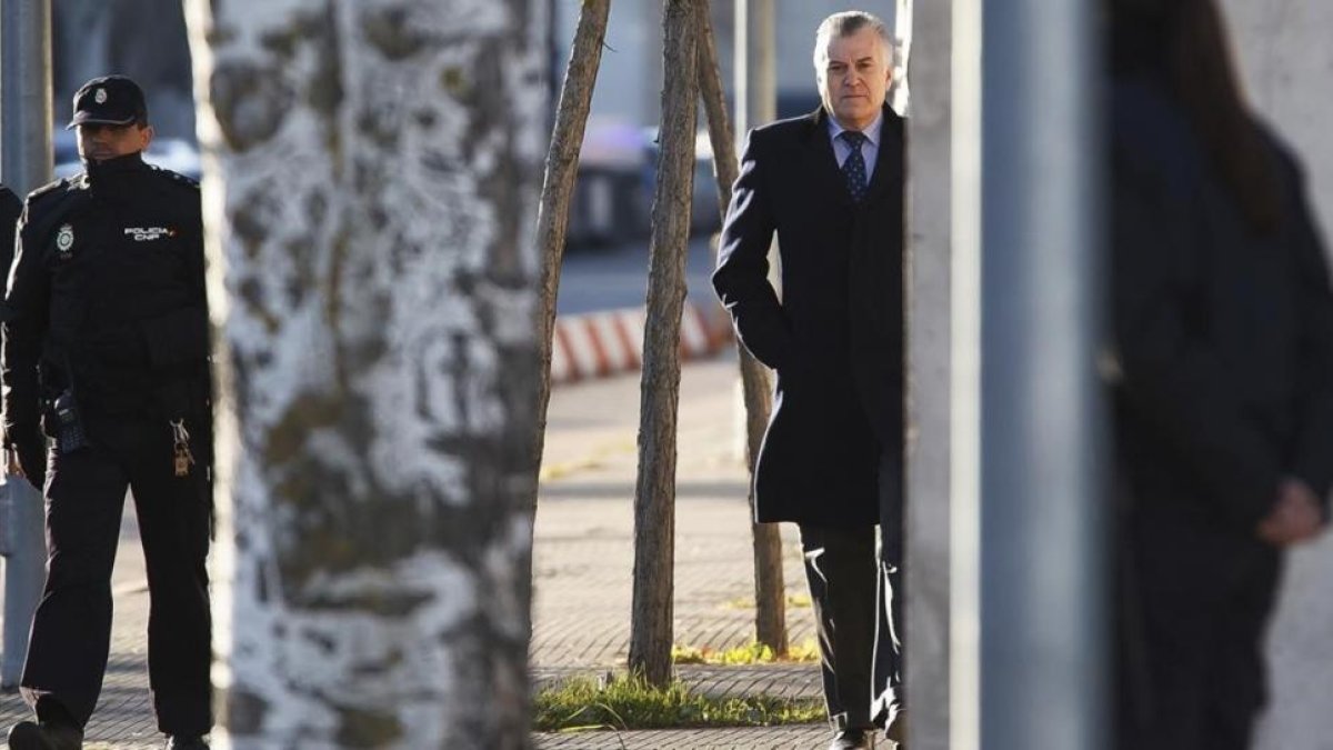 Luis Bárcenas, a su llegada a la Audiencia Nacional para declarar en el juicio del 'caso Gürtel'.