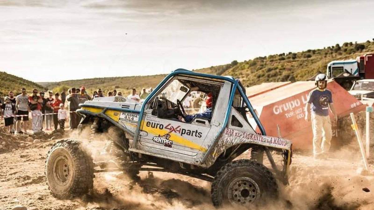 Raúl Díez San Martín, piloto de Cuadros, supera una de las zonas escarpadas del circuito de Trial 4x4. BARRIO PLANILLO