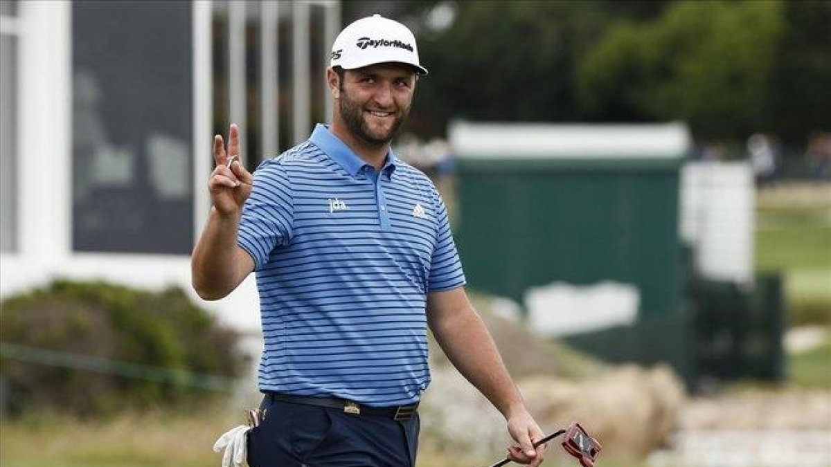 Jon Rahm saluda al público durante la tercera ronda del US Open.