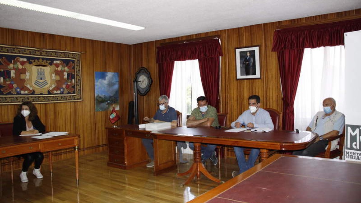 La junta directiva del Gal celebró reunión en el salón de plenos del Ayuntamiento de Riaño. CAMPOS