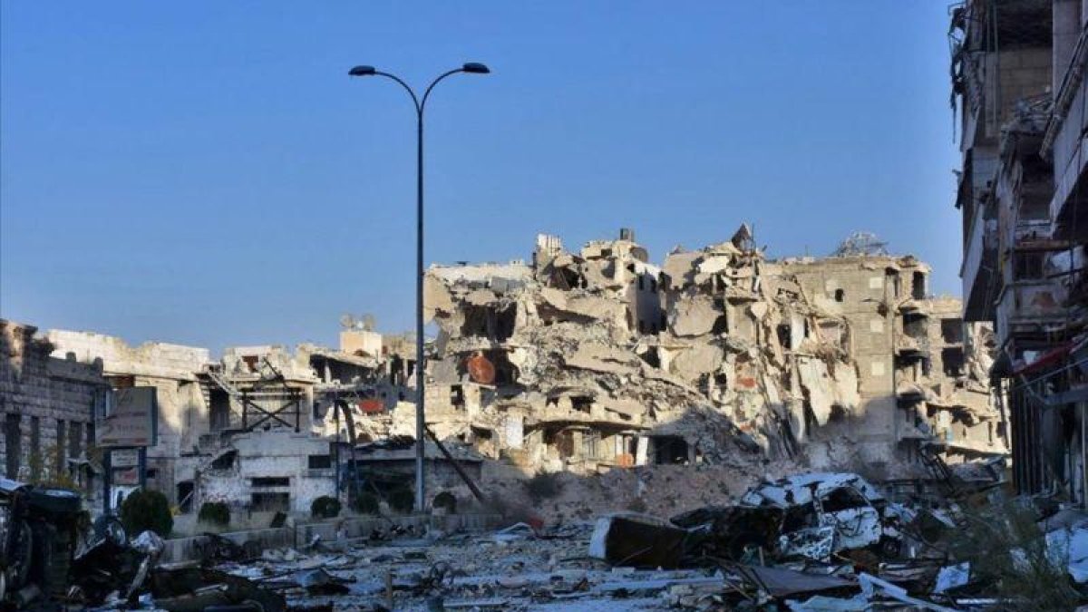 Edificios destruidos por los bombardeos en el barrio de Bustan al-Basha de Alepo, Síria.
