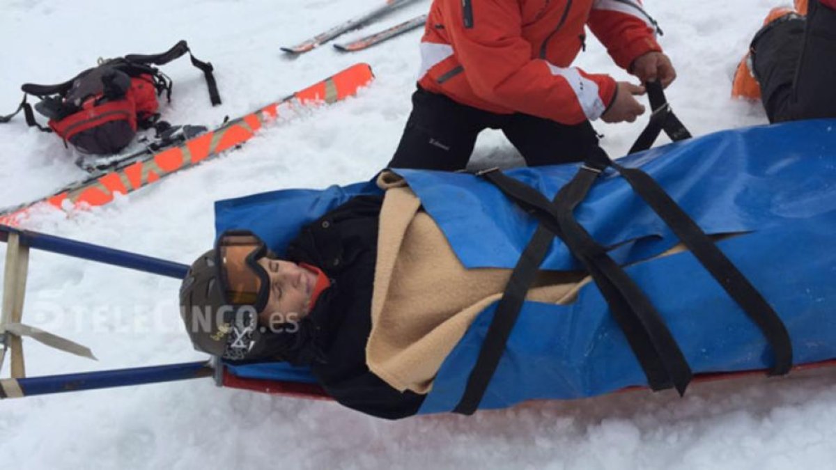 Mercedes Milá, en la camilla tras romperse la tibia esquiando en Sestriere.