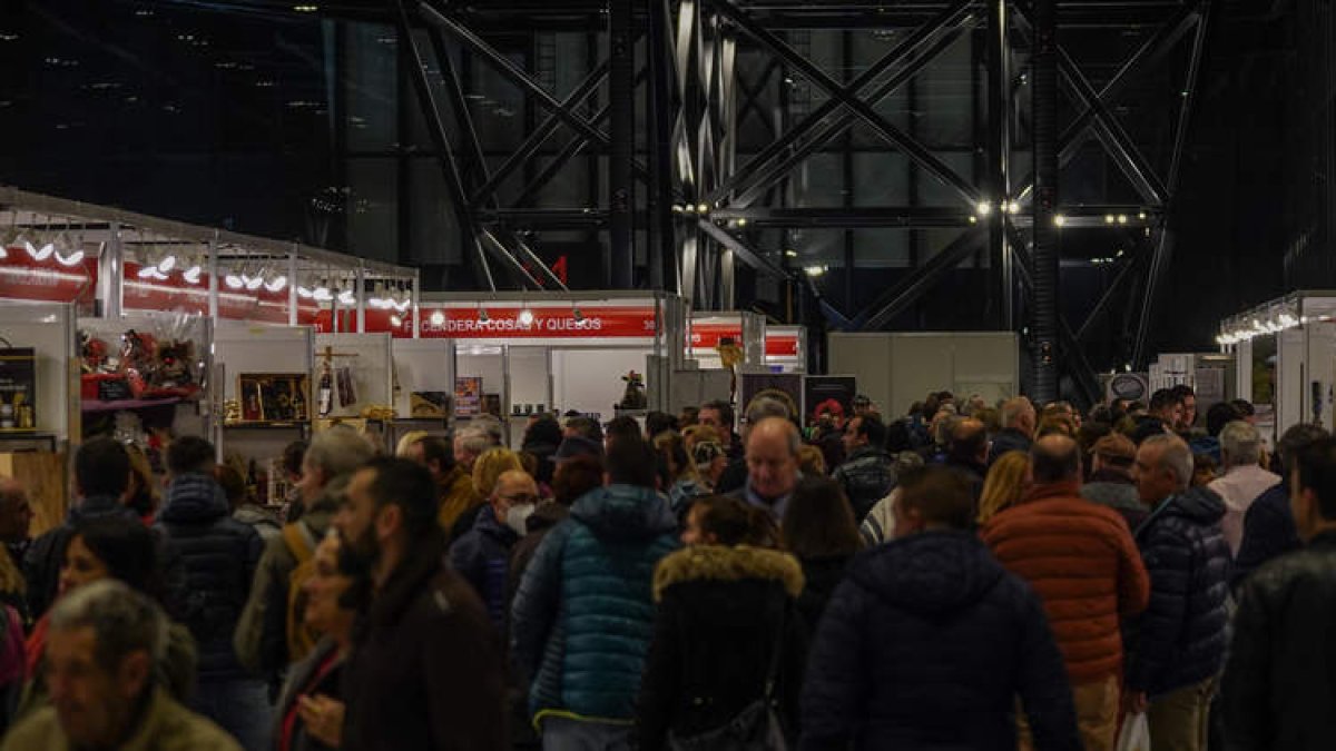 El Palacio de Exposiciones de León acoge la Feria de Productos de León hasta mañana. RAMIRO