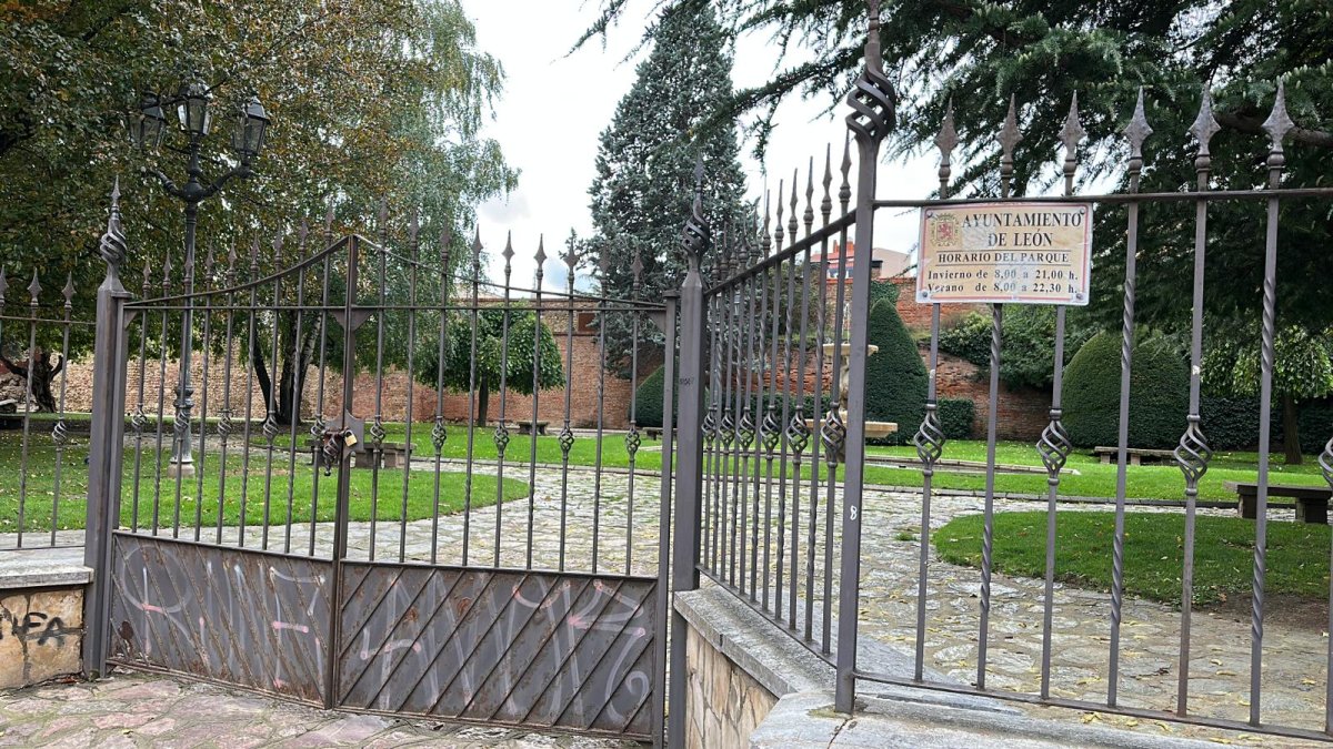 El parque del Cid cerrado este mediodía. M. R.