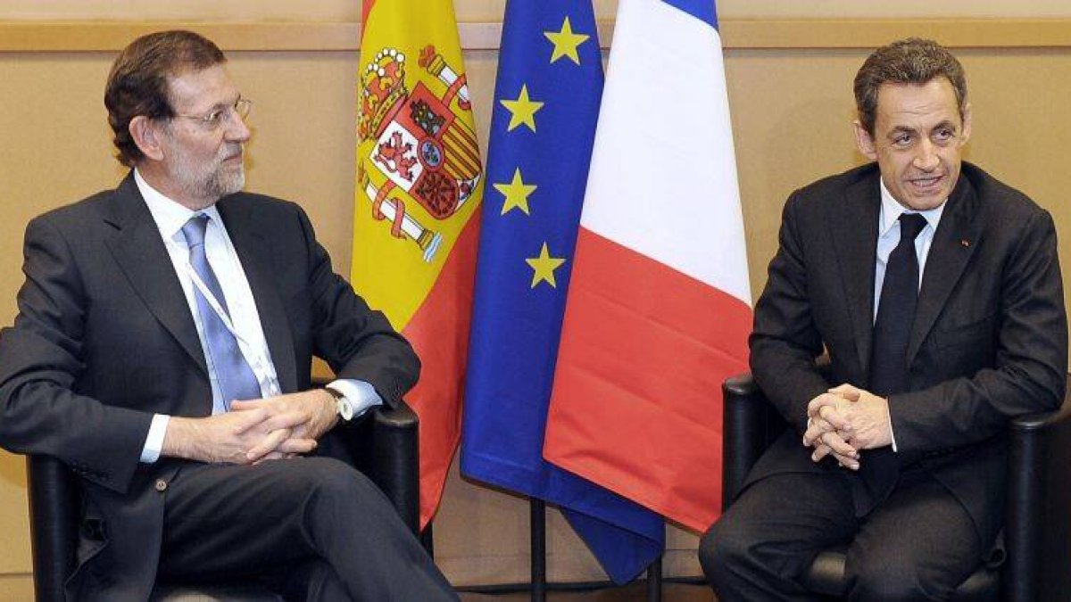 El presidente del Partido Popular español y próximo jefe del Gobierno, Mariano Rajoy (i), y el presidente francés, Nicolás Sarkozy (d), conversan durante la reunión bilateral mantenida en la XX Cumbre del Partido Popular Europeo.