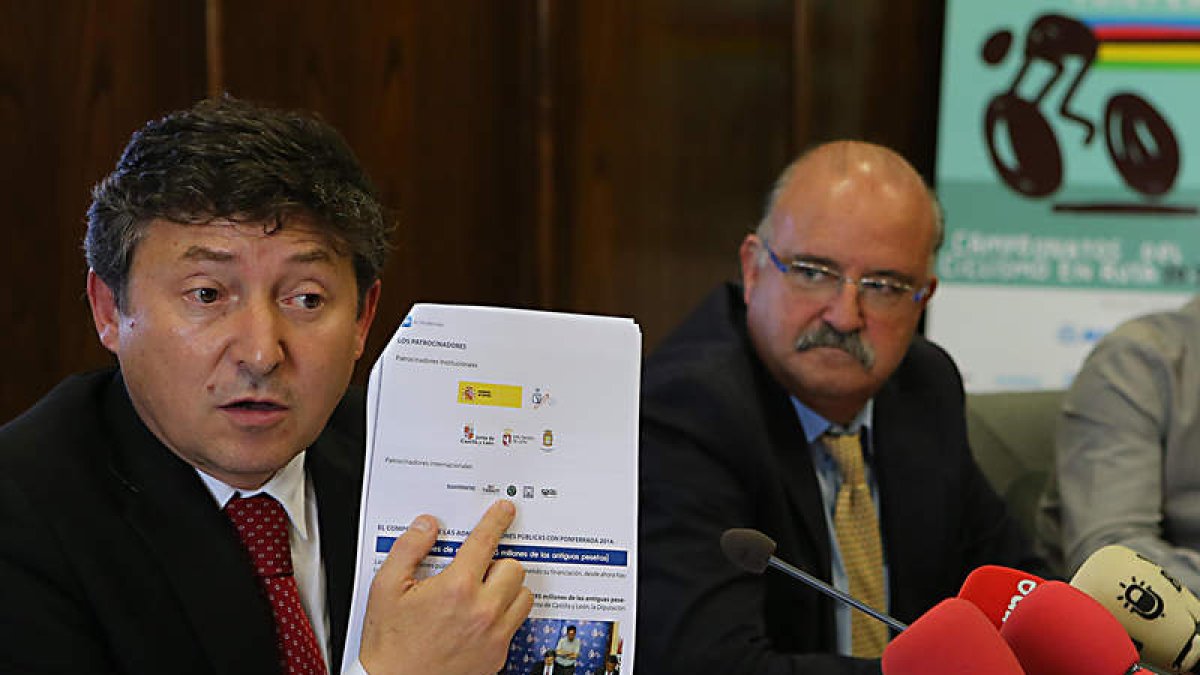 El alcalde de Ponferrada y el teniente de alcalde, durante la presentación de las cuentas.