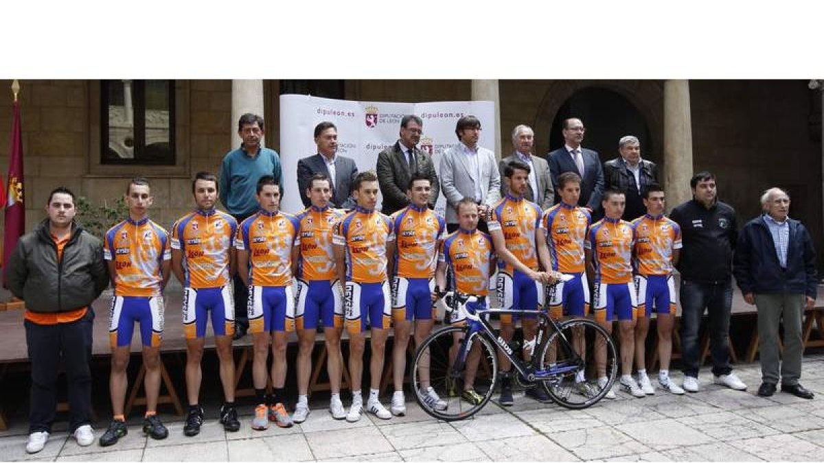 Parte de los integrantes ciclistas del Diputación junto a representantes de la institución provincial en la presentación de la escuadra.
