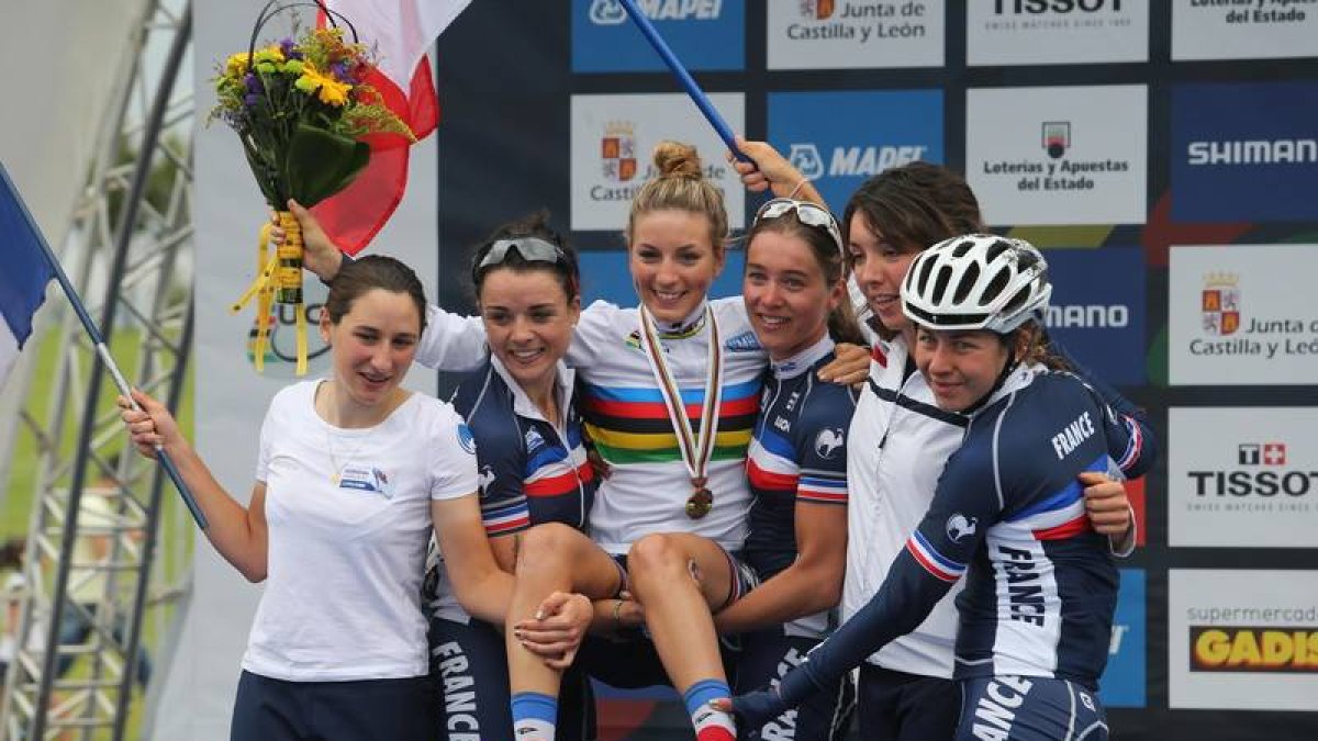 la francesa Ferrand-Prevot, en brazos del resto del equipo galo tras ganar el Mundial de Ciclismo de Ponferrada en la carrera de élite femenina