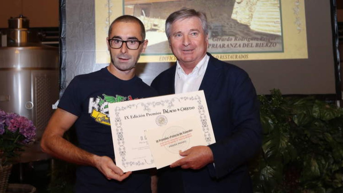 El alcalde de Carracedelo entregó el primer premio a la restauración entre particulares. L. D. M.
