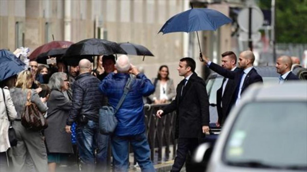 Macron camina por las calles de París, el jueves.