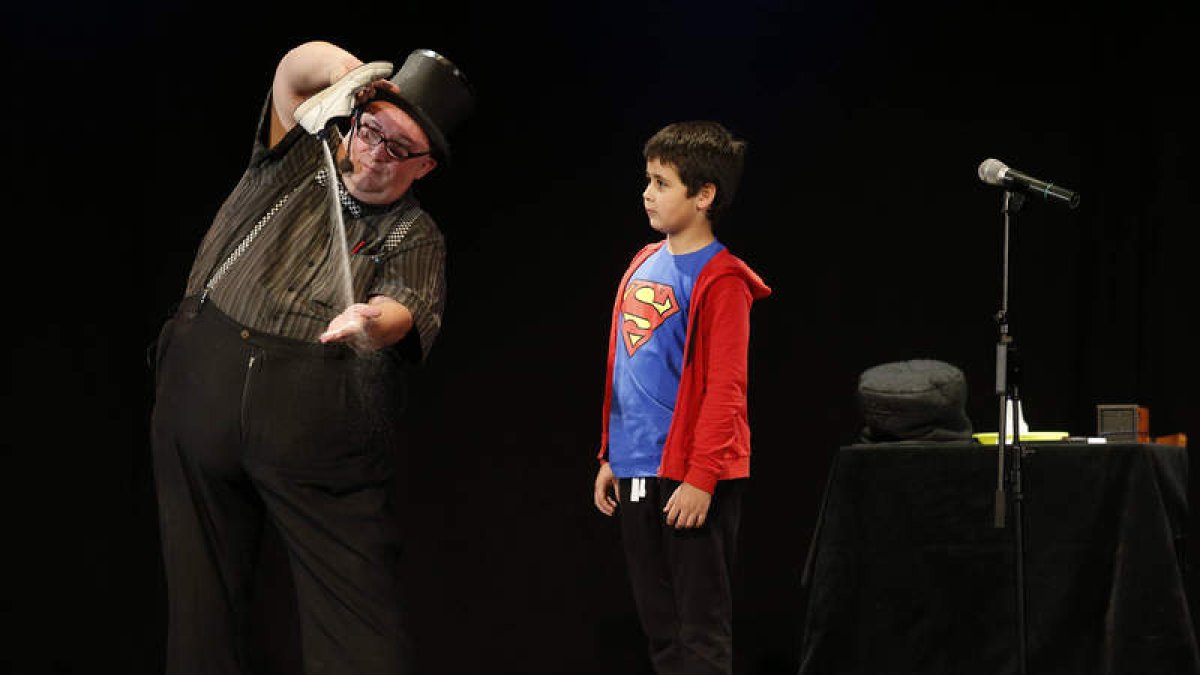 Arriba, el mago Kayto en el Teatro San Francisco; debajo, actuación en el Hostal de San Marcos, y Pablo Clavó, en Botines.