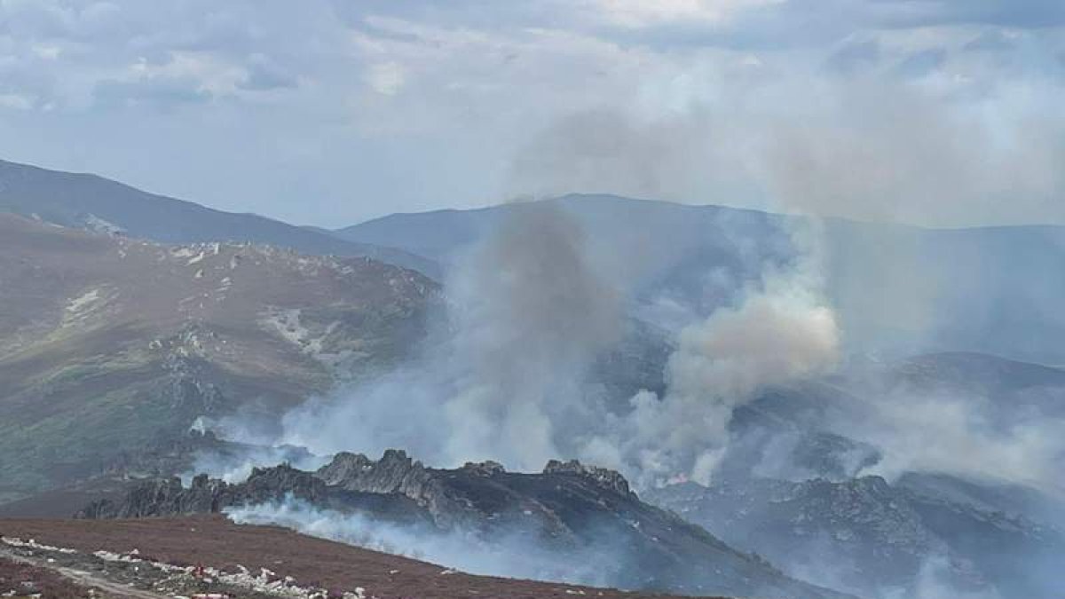 Estado del incendio ayer por la tarde. BRIF TABUYO DEL MONTE