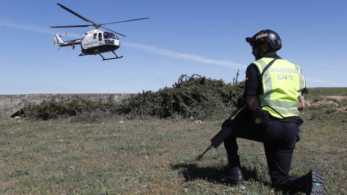 Un GRS de la Guardia Civil observa las maniobras del helicóptero con el que cuenta la unidad aérea en León. ARCHIVO