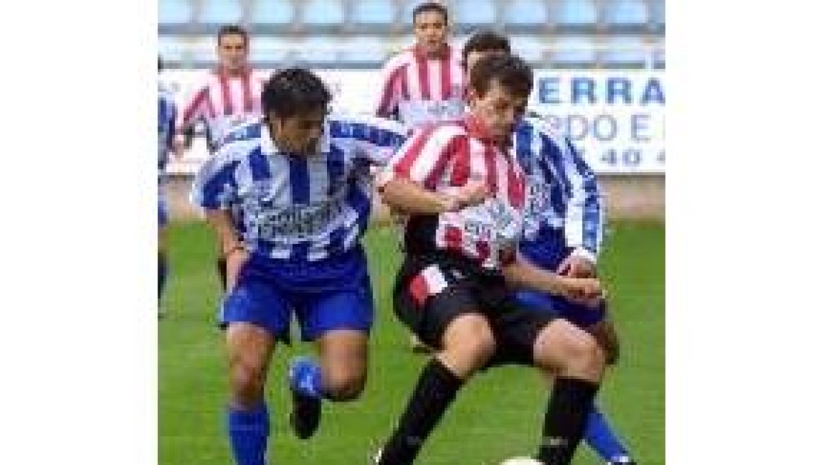 Luis Larios pelea un balón con el zamorano Paco Mije en el encuentro disputado ayer en el Toralín