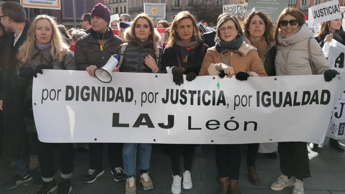 Letrados judiciales de León, en la manifestación de esta mañana en Madrid. DL